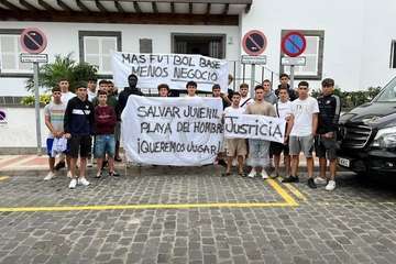 Concentraciones de jugadores del equipo ante la sede de la Federación Insular de Fútbol y del campo de fútbol de Melenara/TA.